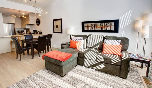 Upper Village Modern 1BR: Sleeps 4, Near Restaurants & Gondola!
