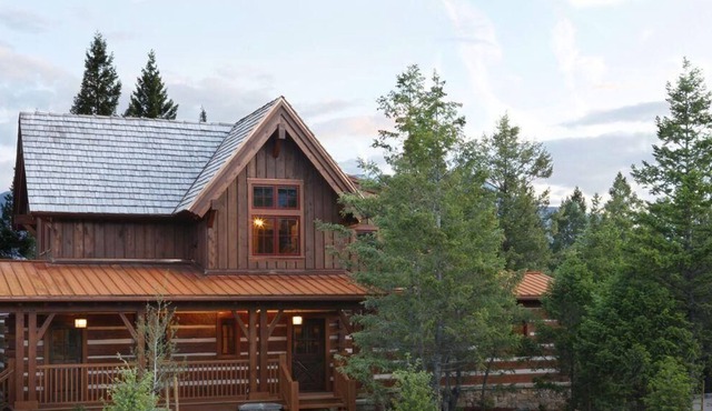 Upscale cabin with gourmet kitchen, outdoor fireplace and rec room
