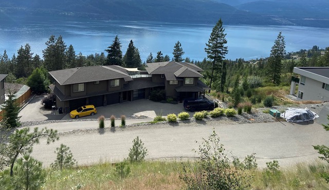 UPSCALE Stunning Lakeview Romantic suite, Lake Country, BC