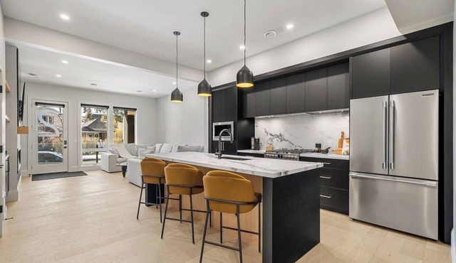 Urban Oasis | Lux 2 Bed | Garage | Min to DT