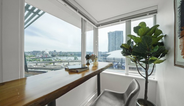 Urban Oasis: Modern 3BR Retreat, Prime Location near Gastown, Vancouver
