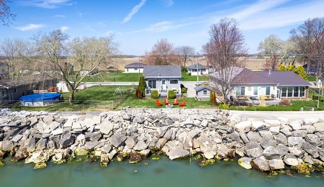 Urban Villa: Lake Erie Serene Cottage