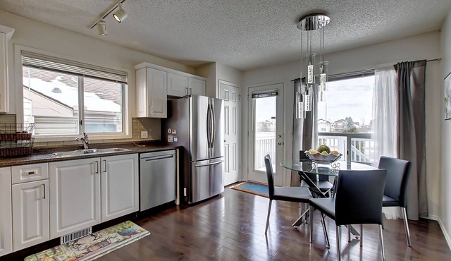 VERY MODERN AND COMFORTABLE, 5BEDS, 3BATHS, MINS TO A/PORT, DT