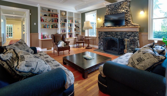 Very Private Rustic Home, sleeps 14, Huge Yard