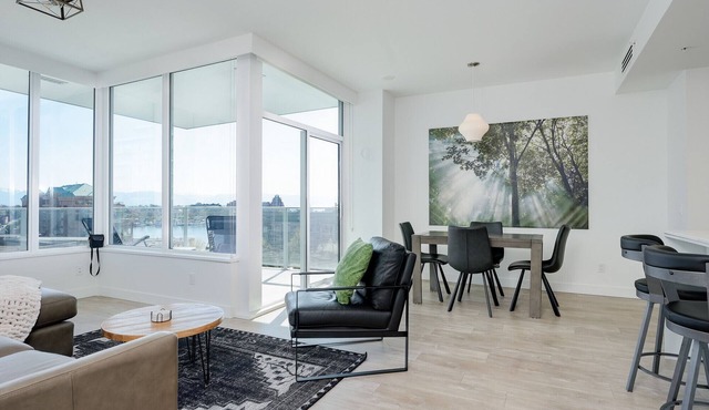 Vic West Gem, workspace, 2 parking spots, AC, Harbor Views off big balcony & Outdoor pool/lounge
