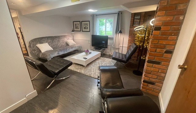 Victoria (UVIC Saanich) 1+2nd bdrm (conversion option) Den + Pets; Min 90 days
