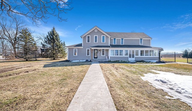 Vintage 8BR Farmhouse | Hot Tub & Spacious Yard