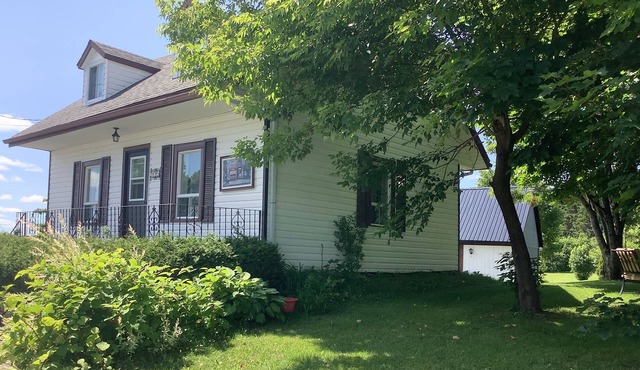 Vintage and antique house and barn. 15 minutes from Miller Zoo, Orchard at Ti-Paul,