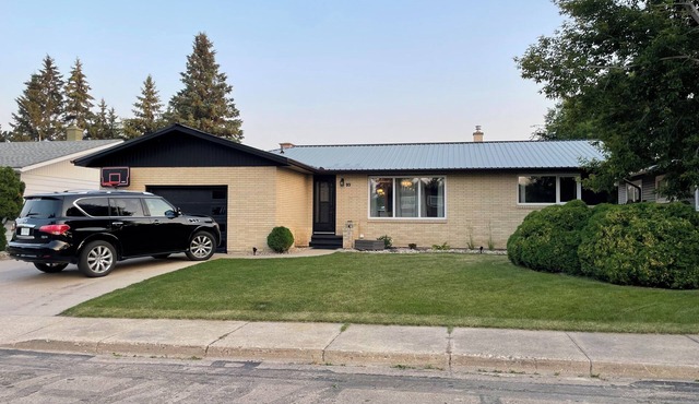 Vintage Bungalow. It’s Better than a hotel. spread out & enjoy the space.