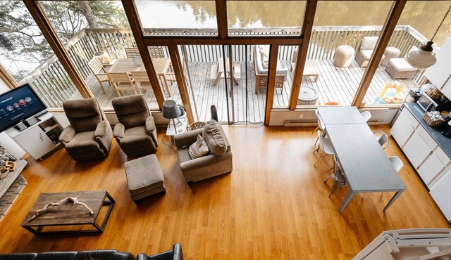 Vintage lakefront cabin on Pender Island
