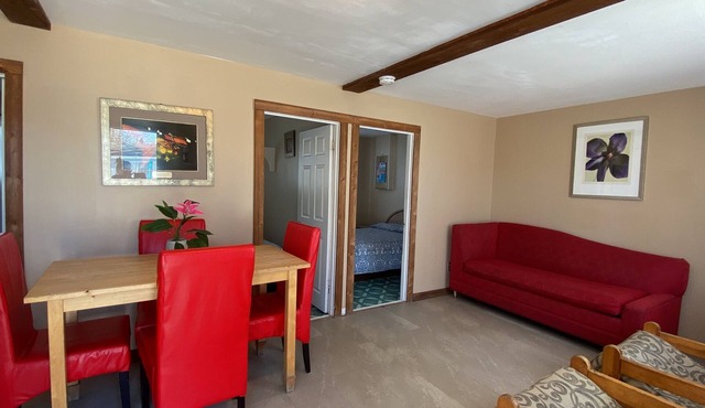 Wasaga Beach Walk to Beach! Free Parking!Free Wifi!