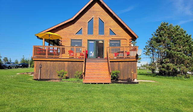 Water Front Log Cottage With Access To Outdoor Community Pool