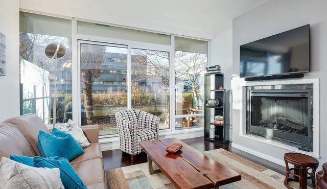 Waterfalls Hotel-Luxury 1BR/1.5BA, with Fireplace and Library, A/C and Seasonal Pool and Hot Tub