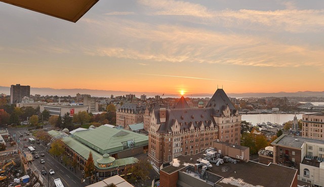 Waterfalls Hotel - Luxury View Condo in Downtown Victoria