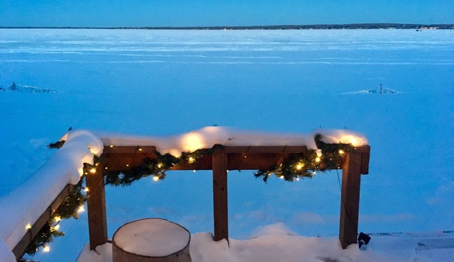 Waterfront cabin with breathtaking views of the lake, 45 min from Edmonton AB