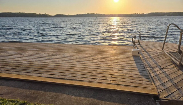 Waterfront Cottage on Desirable Lake - 15min Drive to Sauble Beach