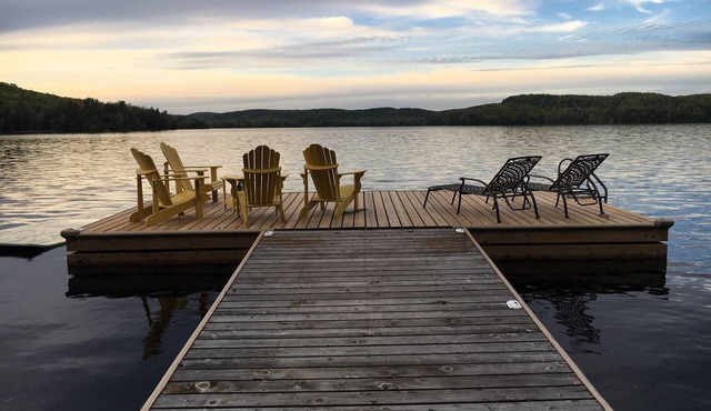Waterfront Family Retreat w/Sauna, Hot tub, Fire Pit, Sandy Beach, Deep off Dock