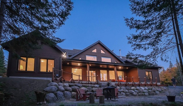 Waterfront Luminous Chalet with Lake Access