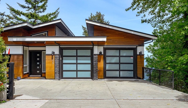 Waterfront Luxury with Beach Access
