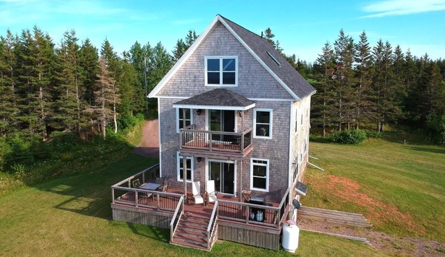 Waterfront, North Shore, close to beaches & city, sleeps 10