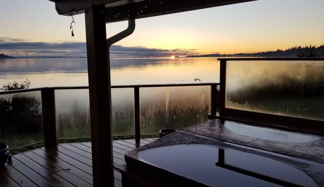 Waterfront Wonder! Epic private paradise near the center of Courtenay