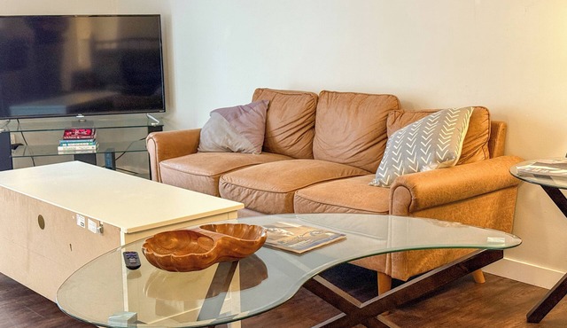 Waterside Retreat: 3-Bed Suite near Bow River