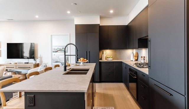 Welcome to Zara at Lakestone! A premier lakeside community for a peaceful escape with pickleball courts, a gym, and a sauna. Stunning 3-bed suite with scenic lake & mountain views—a fully stocked kitchen, electric fireplace & BBQ patio.