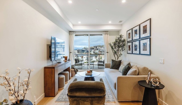 Welcome to Zara at Lakestone! A premier lakeside community for a peaceful escape with pickleball courts, gym, and sauna. Bright 1-bed suite with mountain views, full kitchen, patio & laundry.