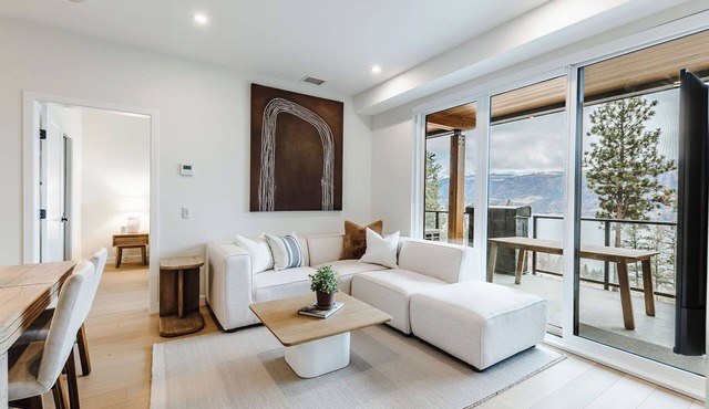 Welcome to Zara at Lakestone! A premier lakeside community with pickleball courts, a gym & sauna. Zara Serenity is your high-end retreat, near wineries, golf clubs & Okanagan Lake. Features a well-equipped kitchen with new appliances.