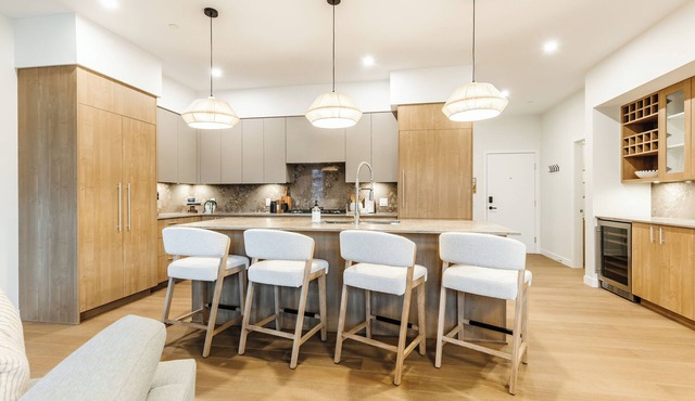 Welcome to Zara at Lakestone! A premier lakeside community for a peaceful escape with pickleball courts, gym, and sauna. Spacious 3-bed, 3-bath suite with lake & hillside views, chef’s kitchen, private patio w/BBQ & workspace.