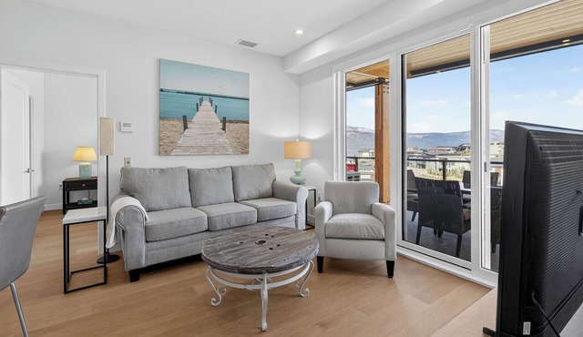 Welcome to Zara at Lakestone! A premier lakeside community for a peaceful escape with pickleball courts, gym, & sauna. Enjoy lake views, nearby wineries, and modern comfort with a chef’s kitchen, queen bedroom, bunk room, and workspace.