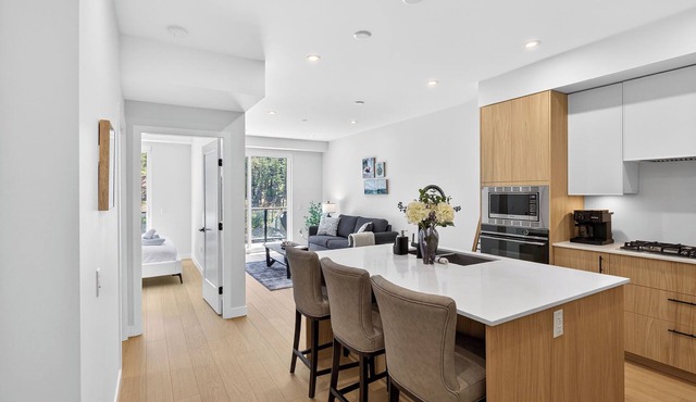 Welcome to Zara at Lakestone! Modern 1BR Lake Country condo with mountain views, balcony, BBQ & gourmet kitchen. Sleeps 4 (Queen bed + sofa bed). Enjoy premier lakeside living with a gym, sauna & pickleball courts. Perfect for Okanagan getaways!