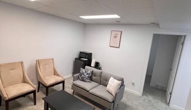 Well Furnished Cozy 1 Bedroom Basement Suite with Private Entrance
