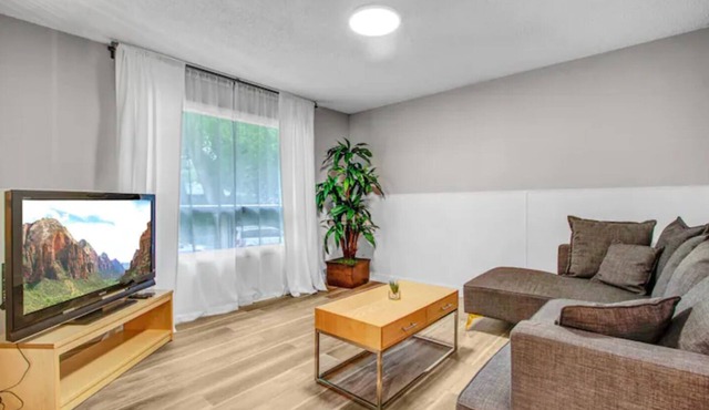 WHOLE DUPLEX! 6-bedrooms located near River Valley 10173