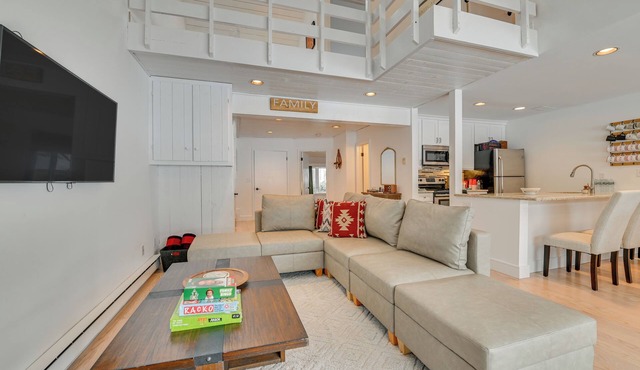 Windham Mountain Slope-Side Escape w/Private Hot Tub| Pets Welcome