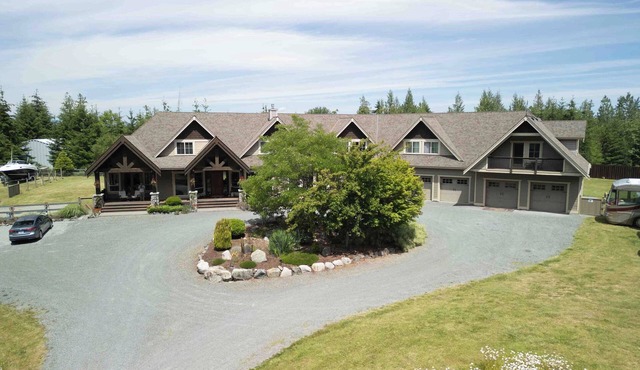 Windrush Country Estate, 1 Bedroom, 1 Queen Bed, 5 piece Bathroom ☆