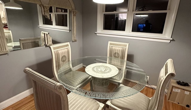 Windsor's Versace House 10min to all downtown adventures & beautiful river walks