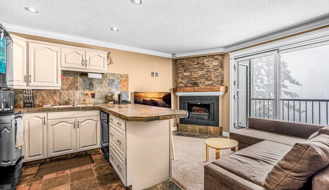 Winter Escape On Perfection, Ski In/Out, Pool and Hot Tub