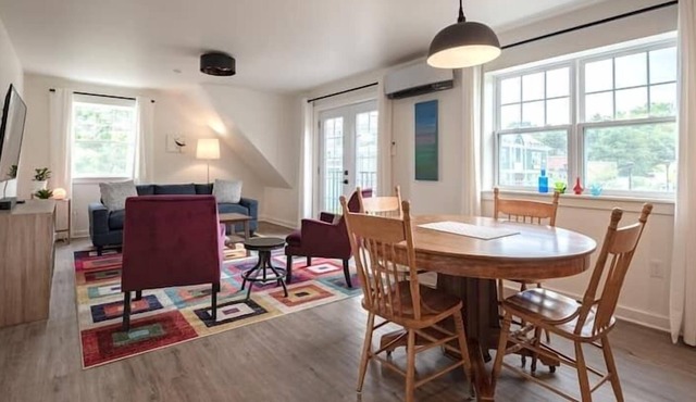 Wolfville Fabulous Downtown Suite with Parking, AC, Laundry