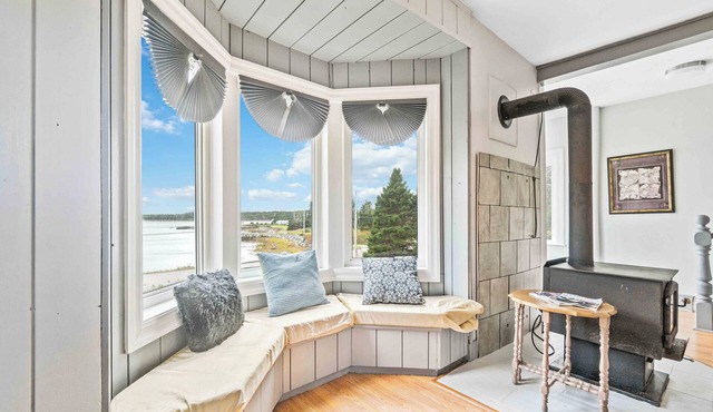 Wonderful ocean view 3-bedroom house with hot tub - Minimum stay 29 nights