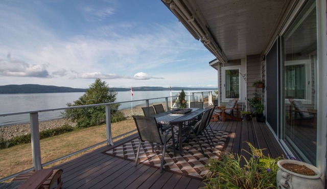 Wonderful Waterfront Family Home in Powell River~ Outstanding Views!