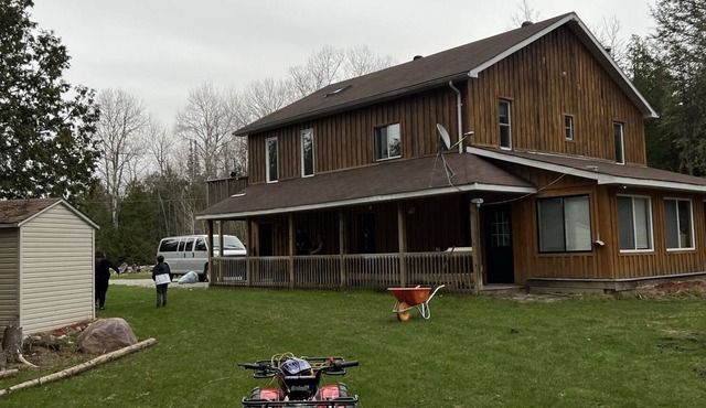 Wooden Gourmet Cottage with HotTub (Near HorseShoe Valley)