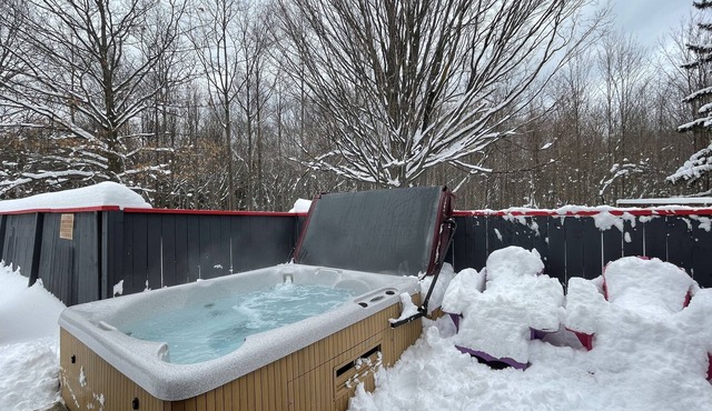 Woodland Edge (7 bedrooms+Hot Tub+Pool for summer)