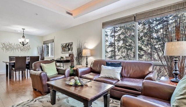 🌲 Woodland Retreat: 2-Bedroom Apartment Pool Treed Privacy