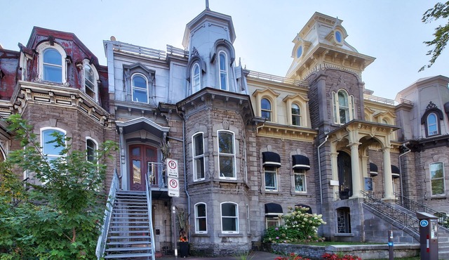 Wow! Apartment Suites Central to Walk and Enjoy Tourist Attractions