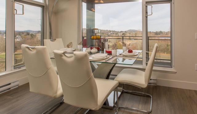WOW! Floor to Ceiling Windows, Mountain And Lake Views