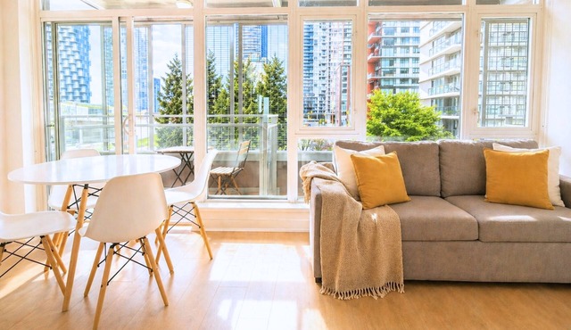 Yaletown, A/C, parking, 7 min walk to beach, downtown, Skytrain