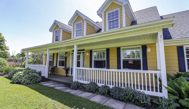 Yellow Beach House - Beachfront, 4 bedroom, private and close to Charlottetown