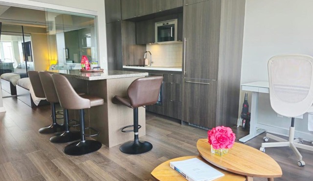 Yorkville's Premier 2-Bedroom, 2-Bath Suite