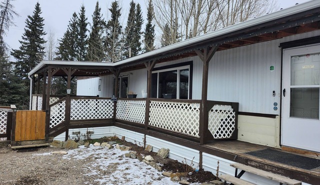 Your adventure starts here!Cozy home,near the rockies! Sleeps 10.